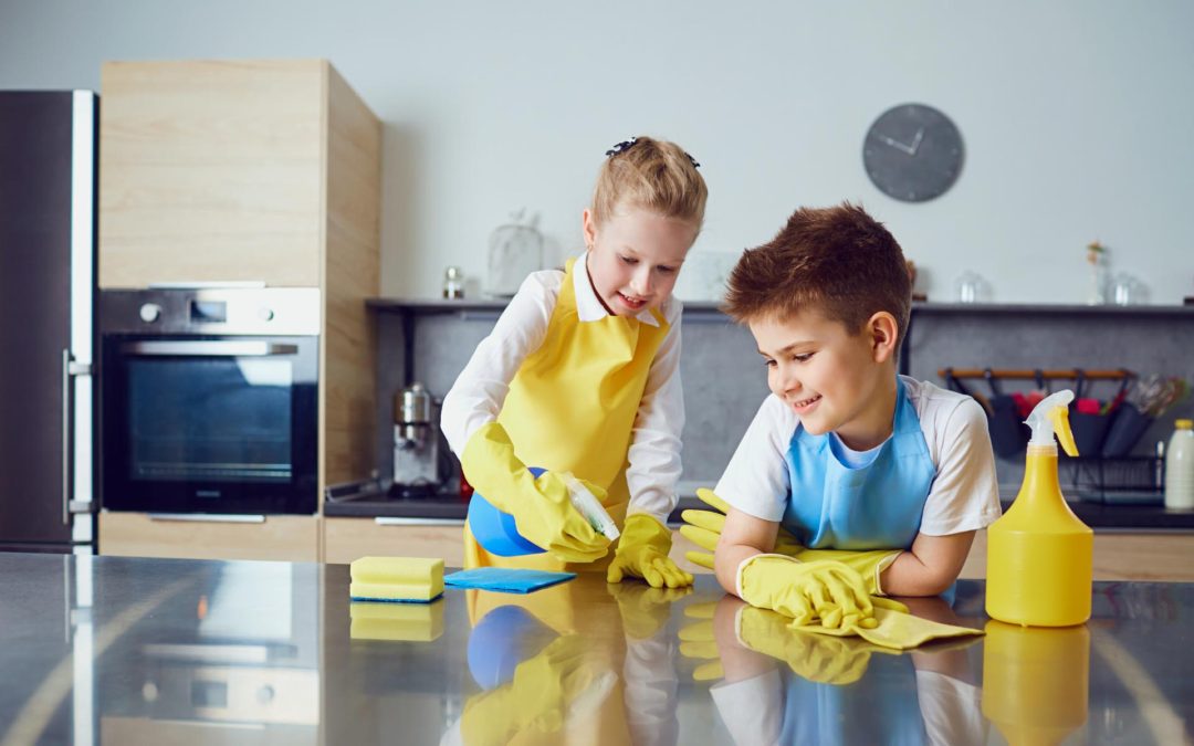 Aprenda como colocar as crianças para ajudar em casa